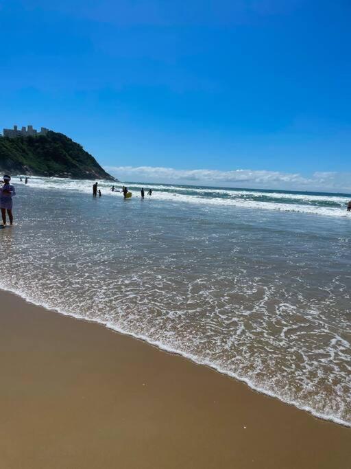 Апартаменты Praia Do Tombo Гуаружа Экстерьер фото