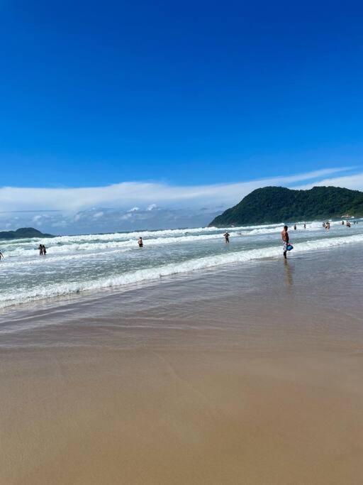 Апартаменты Praia Do Tombo Гуаружа Экстерьер фото