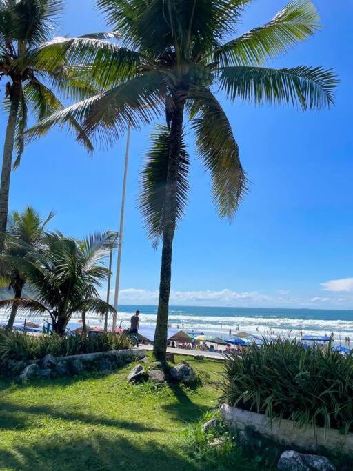 Апартаменты Praia Do Tombo Гуаружа Экстерьер фото